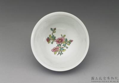 图片[2]-Tea bowl with flower on a carved blue ground in falangcai painted enamels, Qianlong reign (1736-1795), Qing dynasty-China Archive